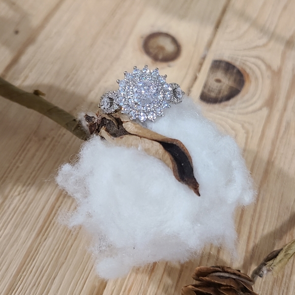 🤍🤍NEW🤍🤍 BREATHTAKING!! Clear CZ Ring in SILVER Plating - Picture 6 of 16